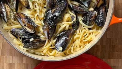 Mussels and pasta with creamy wine sauce