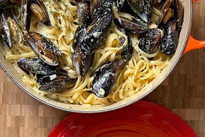 Mussels and pasta with creamy wine sauce