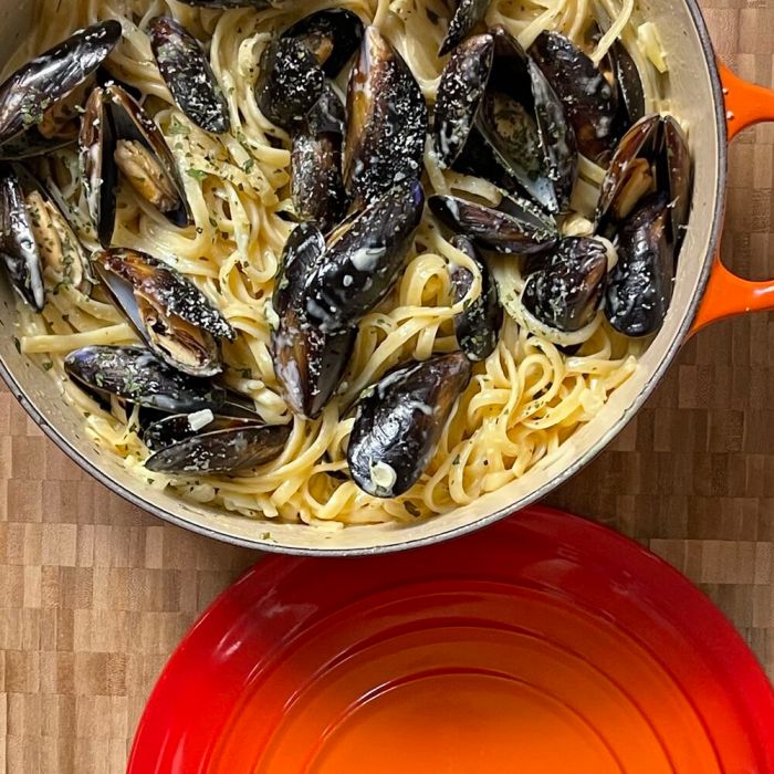 Mussels and pasta with creamy wine sauce