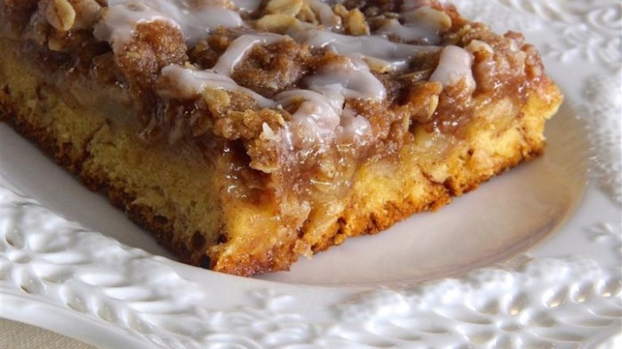 Cinnamon roll apple crisp