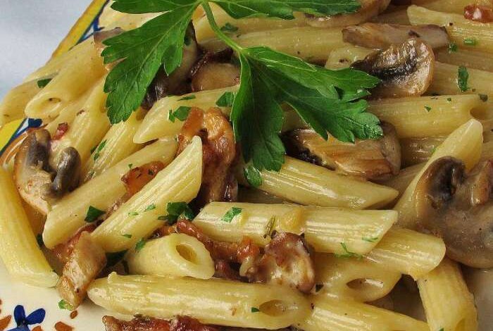 Penne with pancetta and mushrooms