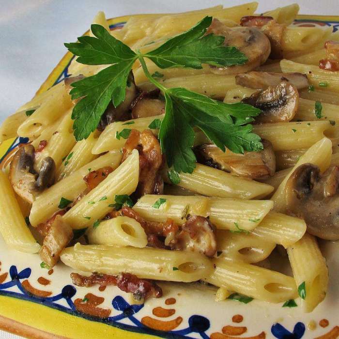 Penne with pancetta and mushrooms