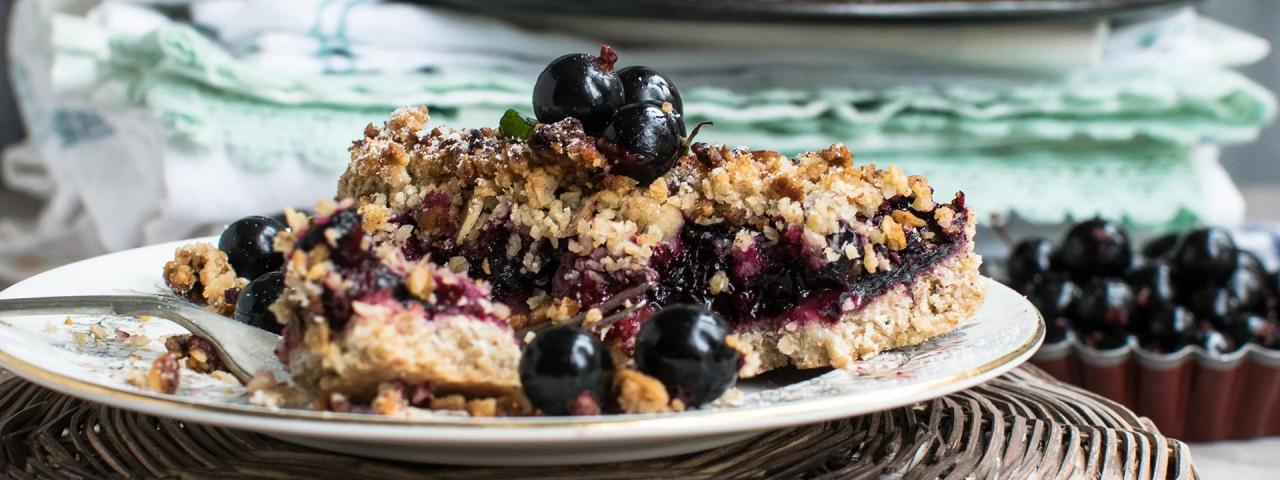 Air fryer blueberry crisp