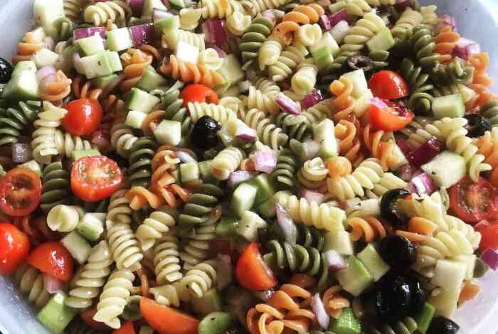 Rainbow pasta salad i