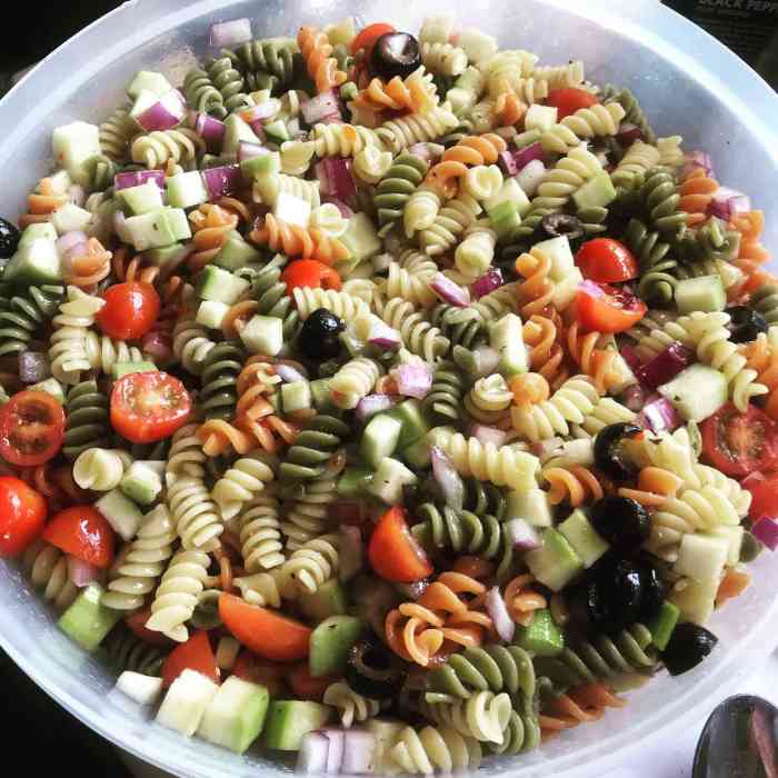 Rainbow pasta salad i