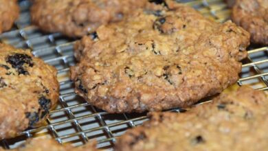 Thin and crispy oatmeal raisin cookies