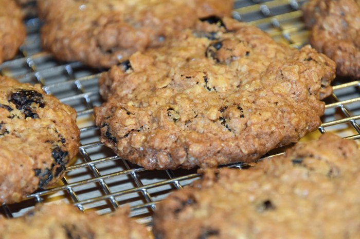 Thin and crispy oatmeal raisin cookies