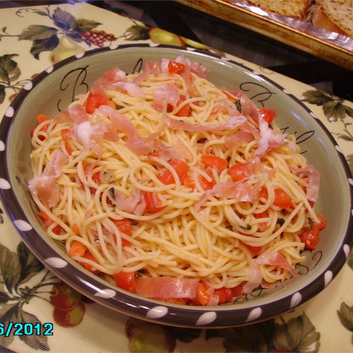 Summer fresh pasta with tomatoes and prosciutto