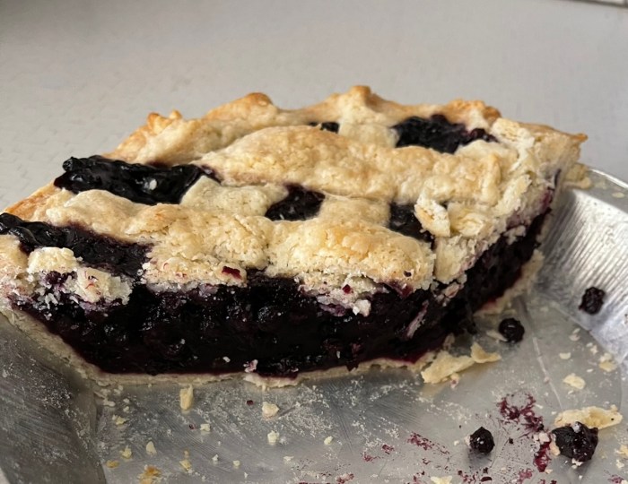 Easy berry pie with frozen berries