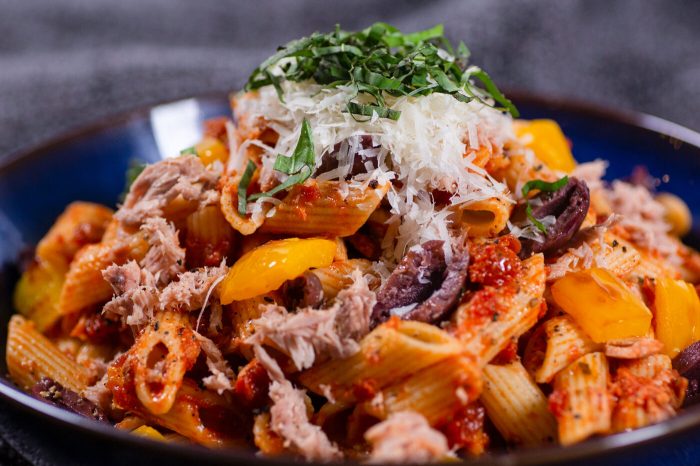 Easy pasta with tuna and tomato sauce