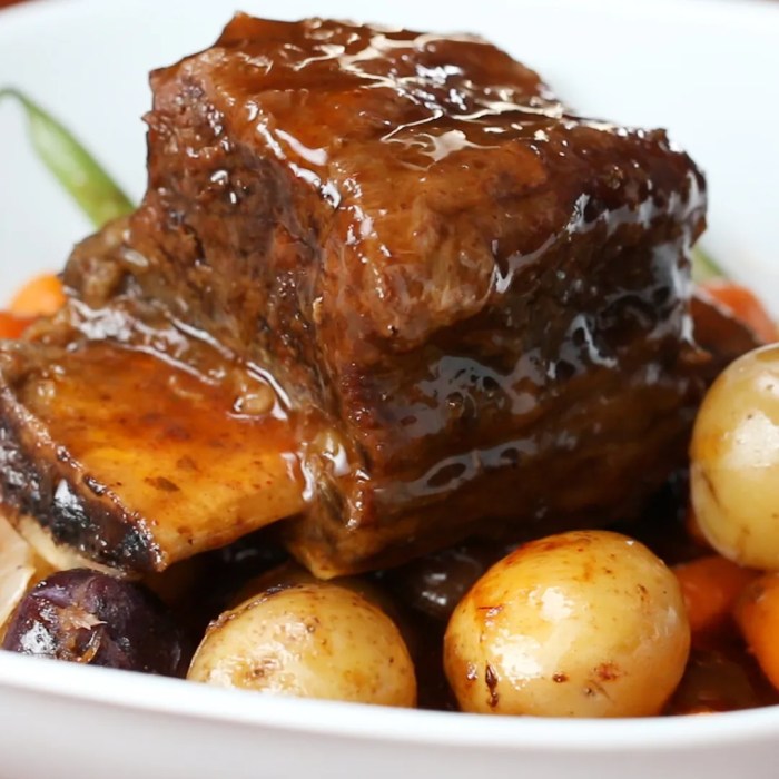 Slow cooker short ribs