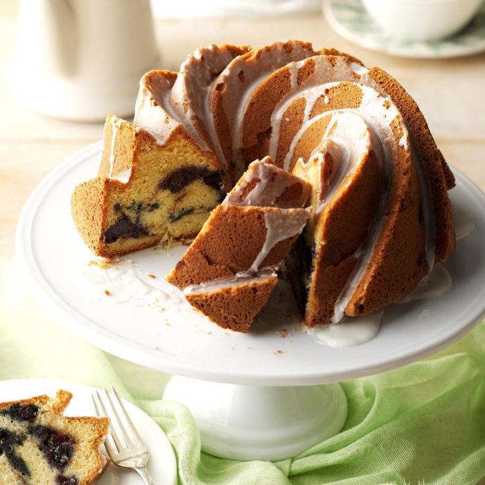 Sour cream blueberry coffee cake