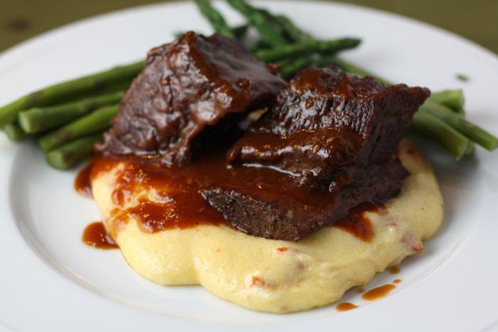 Short ribs braised with mushrooms and tomatoes