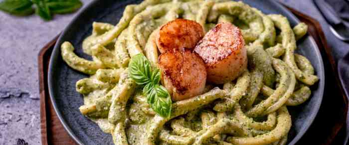 Scallops with pesto cream sauce