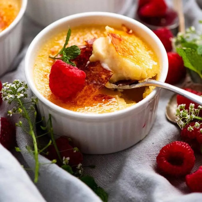 Simple creme brulee dessert