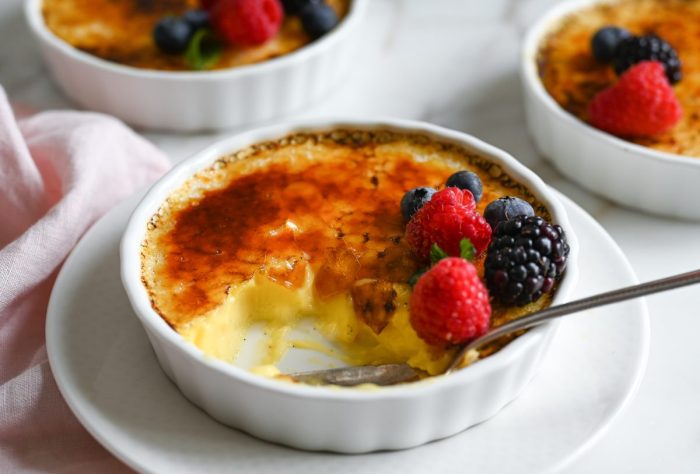 Simple creme brulee dessert