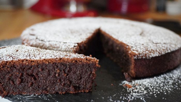 Italian flourless chocolate torte torta caprese