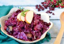 Red cabbage and apples