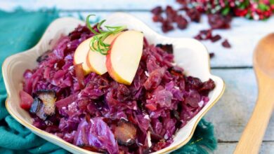 Red cabbage and apples