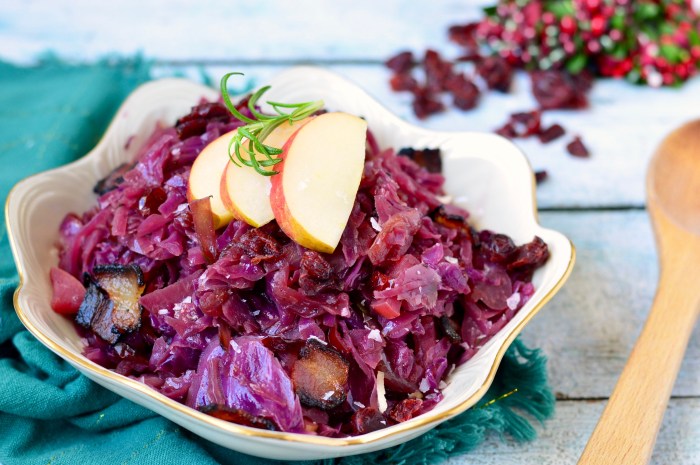 Red cabbage and apples