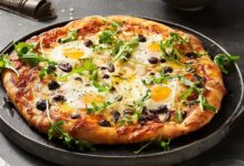 Eggs benedict breakfast pizza