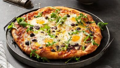 Eggs benedict breakfast pizza