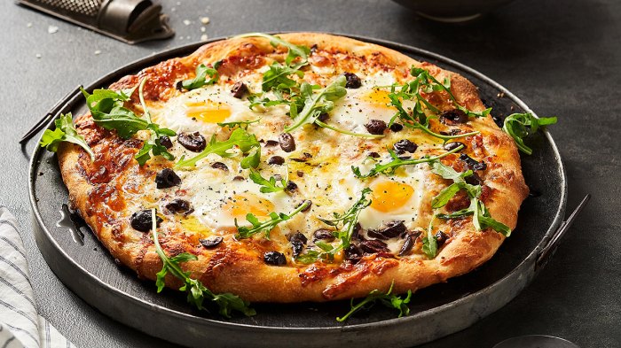 Eggs benedict breakfast pizza