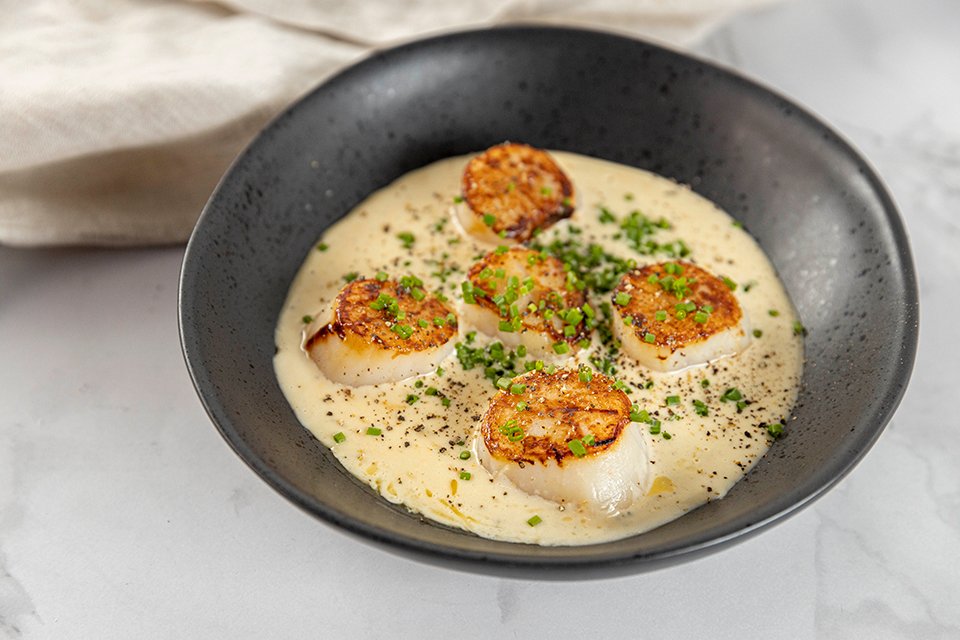 Scallops with pesto cream sauce