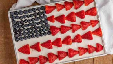 Decorating a flag cake