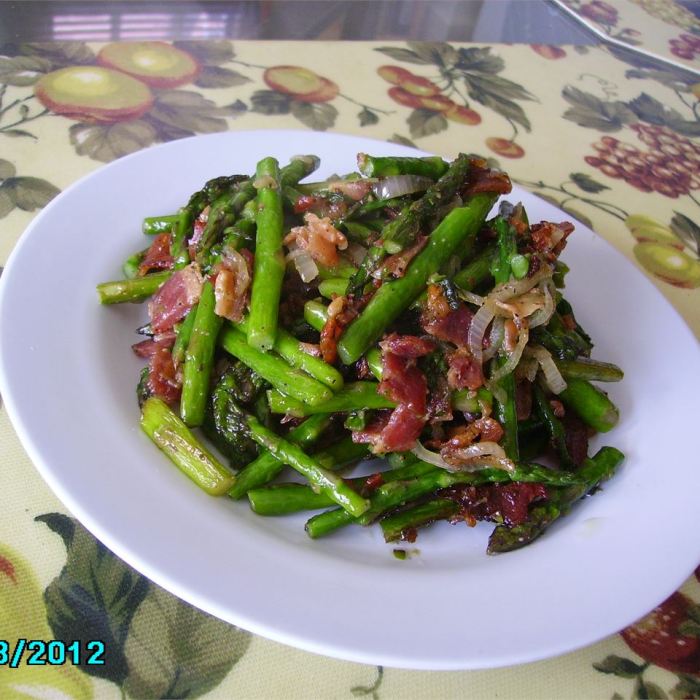 Fried asparagus with bacon