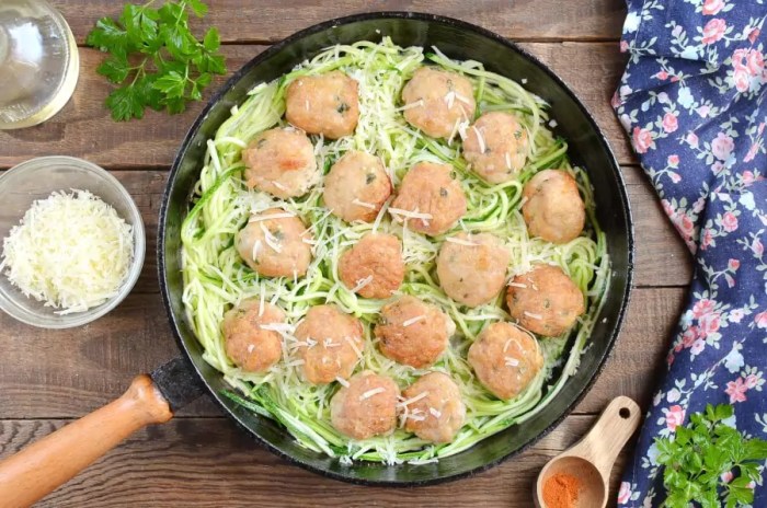 Garlic butter zoodles with chicken meatballs