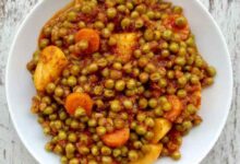 Arakas latheros greek peas with tomato and dill