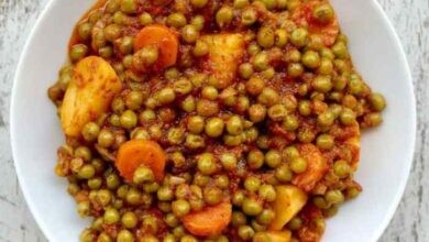 Arakas latheros greek peas with tomato and dill