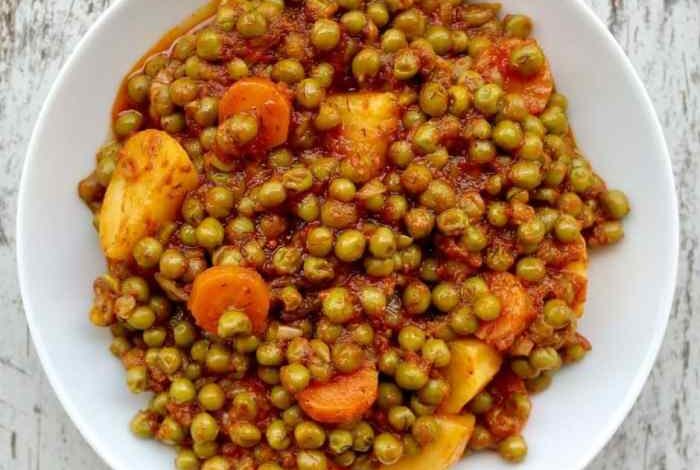 Arakas latheros greek peas with tomato and dill