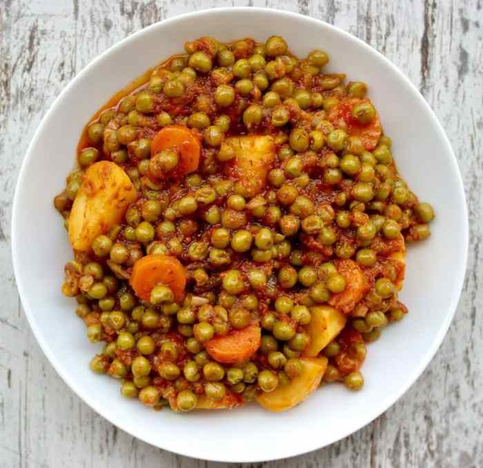 Arakas latheros greek peas with tomato and dill