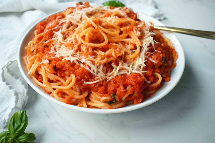 Spaghetti with marinara sauce