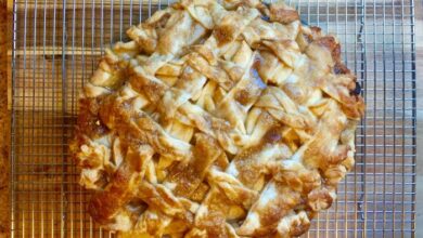 Salted caramel apple pie a la mode