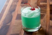 Irish cream and whiskey cocktail