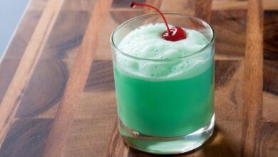 Irish cream and whiskey cocktail