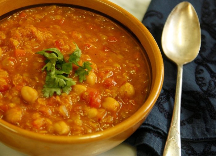 Moroccan lentil soup with veggies