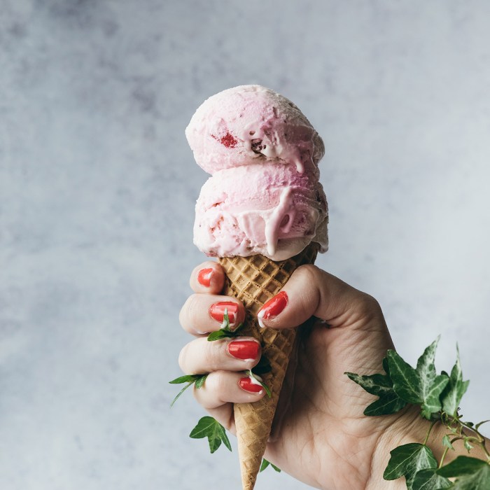 Easy eggless strawberry ice cream