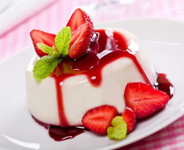 Panna cotta with fresh strawberry sauce