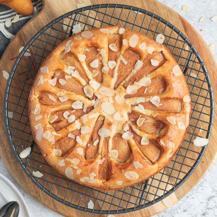 Almond and pear cake