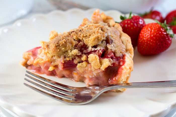 Crumb topped strawberry rhubarb pie