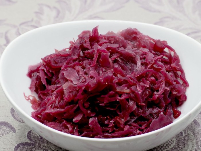 Red cabbage and apples