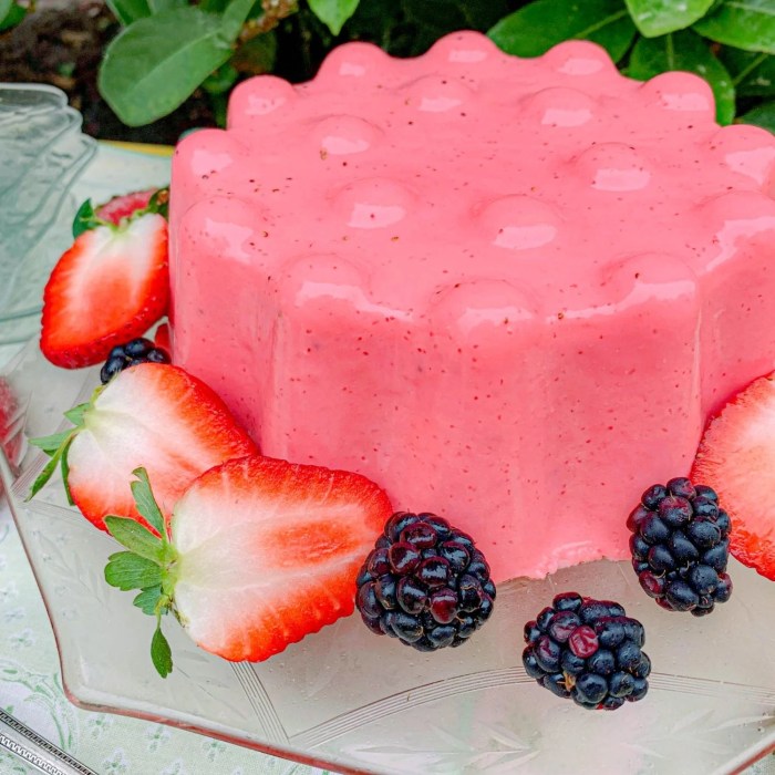 Panna cotta with fresh strawberry sauce