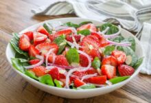 Strawberry spinach salad i