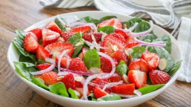 Strawberry spinach salad i