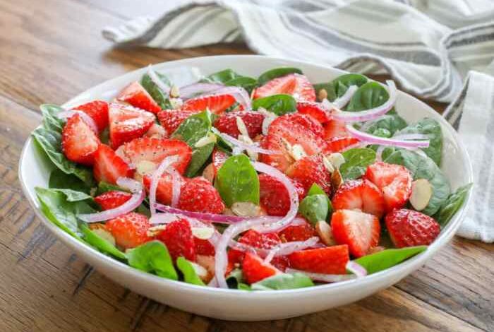 Strawberry spinach salad i