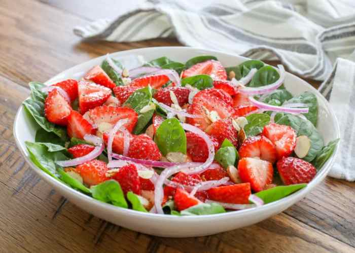 Strawberry spinach salad i